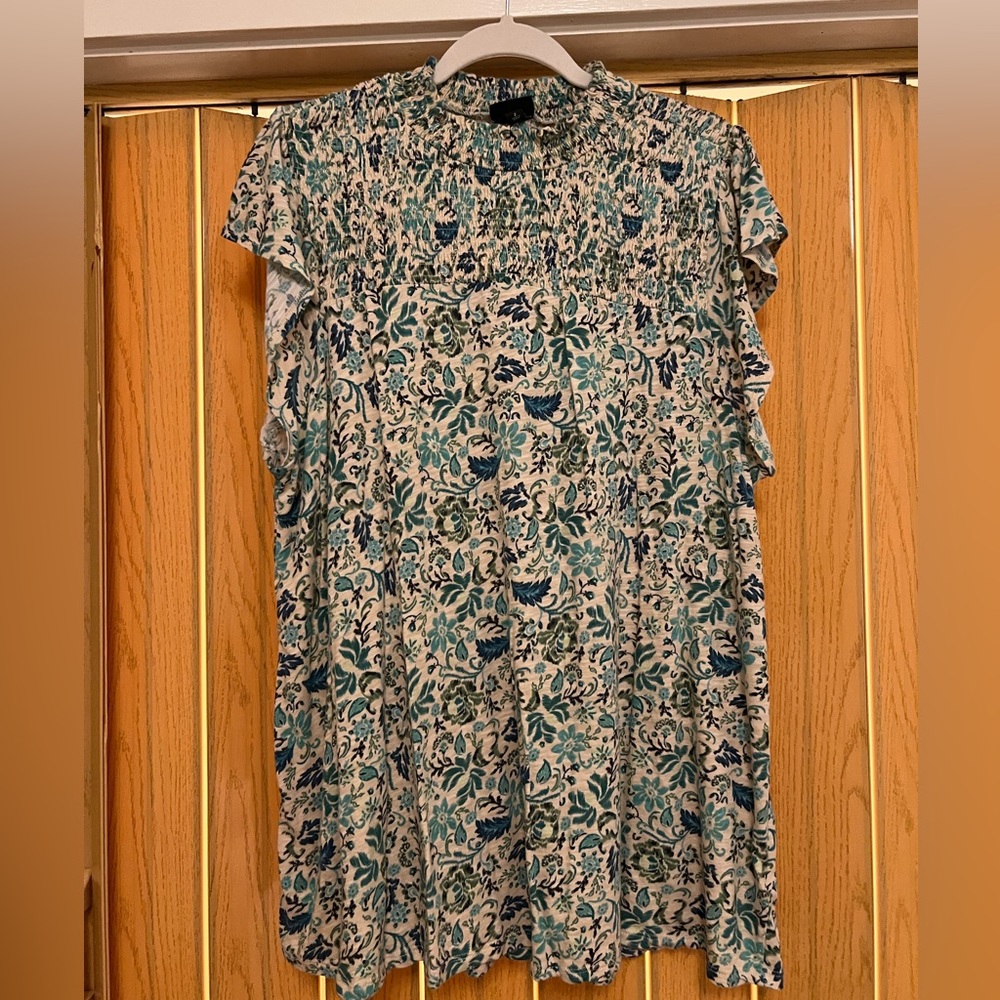 Torrid blue, cream and aqua paisley stretchy shirt. Size 4.